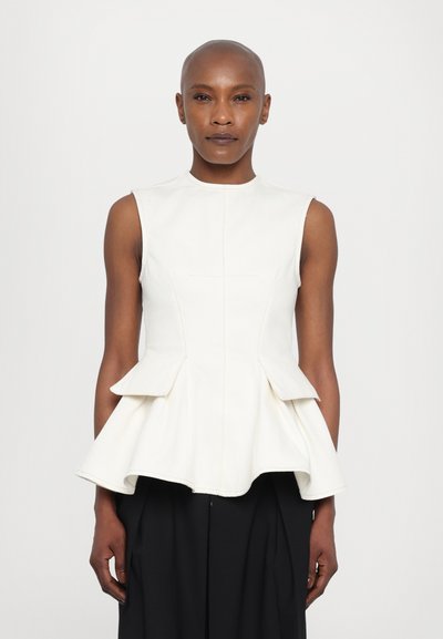 Haut peplum blanc avec un design sans manches, un buste structuré et un ourlet incurvé. Fabriqué à partir d'un tissu lisse avec des coutures subtiles.