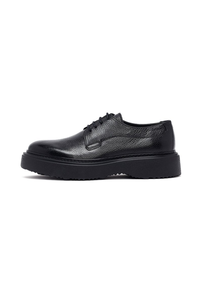 Zwarte leren veterschoenen met een gestructureerde afwerking en een dikke rubberen zool, voorzien van opvallende stiksels en een ronde neus.