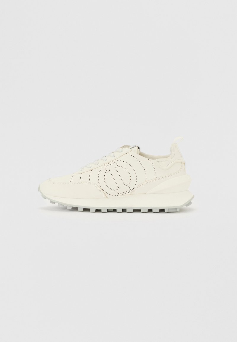 Hvid sneaker med en tekstureret læderoverdel, perforerede detaljer, grå accenter og en tyk gummisål med skridsikre riller.