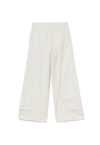 Pantaloni bianchi a gamba larga con tasche posteriori, passanti per cintura e orli svasati distesi su uno sfondo bianco.