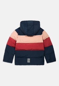 Padded jacket z kapturem, w poziome paski w kolorze granatowym, różowym i burgundowym. Zawiera dekoracyjną naszywkę na plecach.