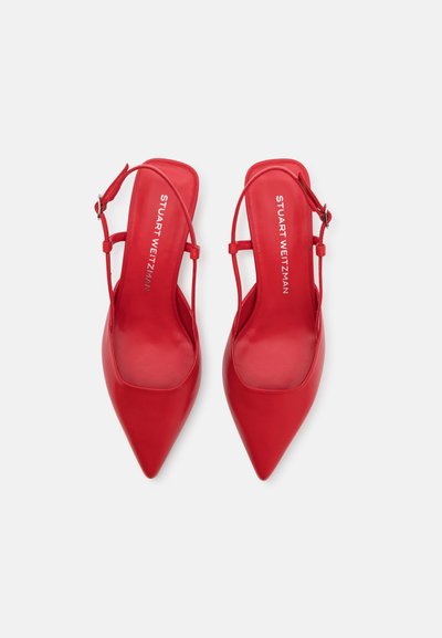 Decolletè slingback in pelle rossa con punta affilata, cinturino alla caviglia e soletta con marchio. Texture liscia, design elegante.