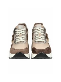Baskets en cuir beige et daim marron, avec des accents argentés, bout rond, lacets blancs et semelles en caoutchouc noir.