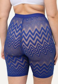Blauwe gemusterde mesh shorts met een zigzagontwerp, voorzien van een brede elastische tailleband en een smooth textuur.