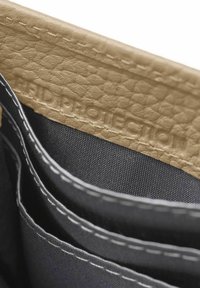Portafoglio con protezione RFID, realizzato in pelle texturizzata beige. Presenta una foderatura in tessuto scuro, molteplici compartimenti e cuciture bianche a contrasto.