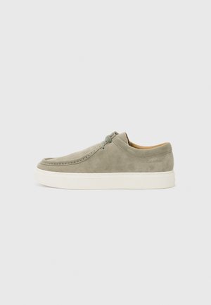 Graue Wildledersneaker im Low-Top-Stil mit einer off-white Gummisohle, runder Zehenform und minimalistischer Gestaltung. Verfügt über dezente Nähte und eine Schnürung.
