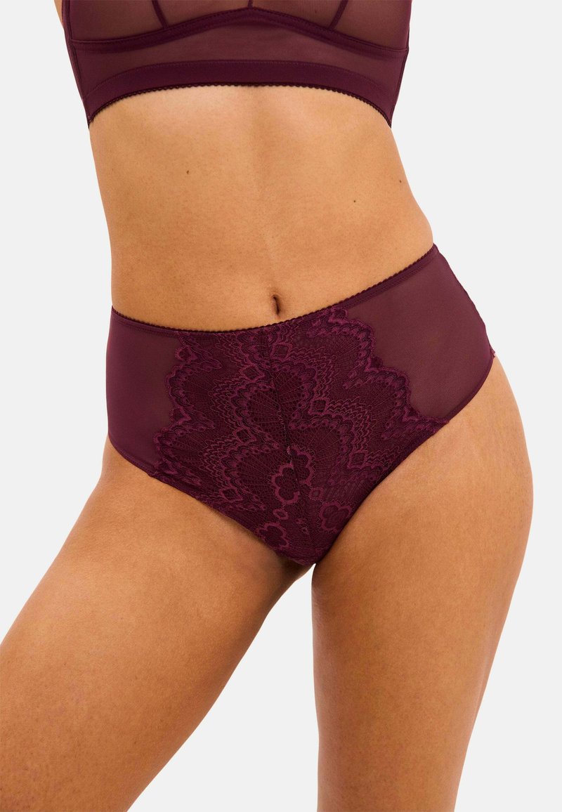Bordeaux högmidjad trosor med spetsdetaljer och slät mikrofiber. Har ett halvgenomskinligt panel och vågiga spetskanter.