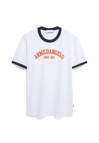 Witte katoenen t-shirt met navy blue ringer halslijn en mouwranden; heeft oranje tekst "ARMEDANGELS" en "SINCE 2007" in een gebogen ontwerp.