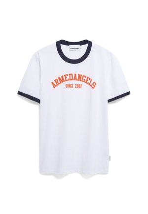 Witte katoenen t-shirt met navy blue ringer halslijn en mouwranden; heeft oranje tekst "ARMEDANGELS" en "SINCE 2007" in een gebogen ontwerp.