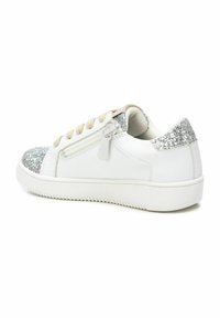 Sneakers bianchi con punta e tallone argentati glitterati, design con lacci e cerniera laterale. Suola testurizzata per aderenza.