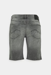 Pantalones cortos de mezclilla gris con un acabado desgastado, dos bolsillos traseros con detalles de costura y una etiqueta de cintura negra.