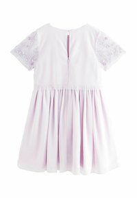 Rochie liliac cu mâneci scurte dintr-un material brodat și transparent, talie strânsă și închidere cu buton la spate. Țesătură netedă, ușoară. Fustă evazată.