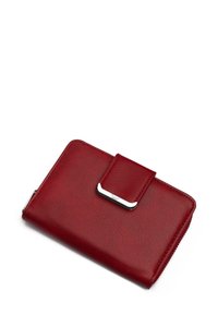 Červená kožená peněženka s texturovaným povrchem, obdélníkový tvar a stříbrné akcenty na klopě; obsahuje zipové uzavření.