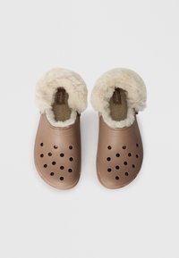 Brune gummiklippere med en myk, beige imitasjonsfurring. Har flere ventilasjonsåpninger på siden og en teksturert såle for godt grep.