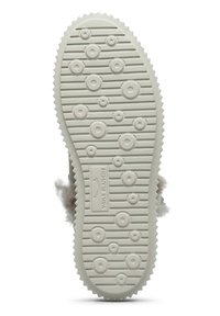 Sole in gomma bianca con motivi circolari e scanalature texturizzate. Presenta un bordo a scalloping e un marchio al centro inferiore.