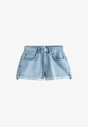 Pantaloni shorts in denim blu chiaro con orli arrotolati, dotati di tasche frontali e hardware in tonalità argentata, caratterizzati da un classico design a cinque tasche.