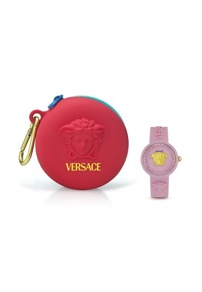 Funda de silicona roja con herrajes dorados y logotipo de Versace en relieve; combinada con un reloj de silicona rosa que presenta un detalle en oro de Medusa y un patrón griego.