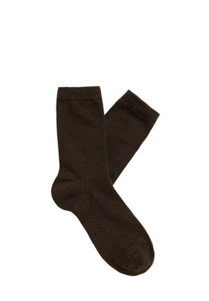 Paire de chaussettes côtelées brun foncé de longueur mi-mollet, posées à plat sur un fond blanc.