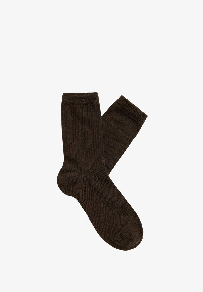 Paire de chaussettes côtelées brun foncé de longueur mi-mollet, posées à plat sur un fond blanc.