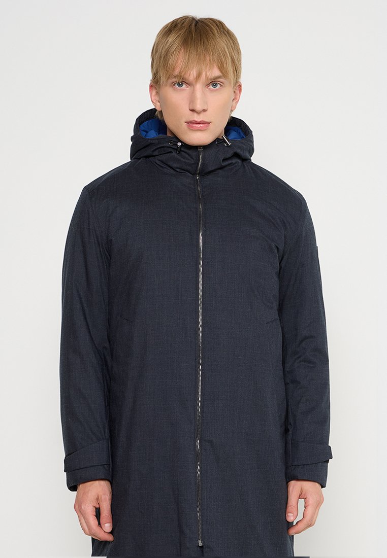 Veste à capuche gris foncé avec une fermeture éclair à l'avant, des manches longues et une doublure intérieure bleue. Elle présente un tissu texturé et des poignets réglables.