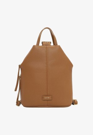 Brauner Rucksack aus strukturiertem Leder mit einem einzelnen oberen Griff, seitlichem Reißverschluss, verstellbaren Gurten und "SURI FREY" Logo-Plakette in der vorderen Mitte.