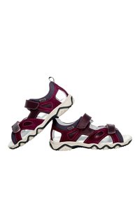 Sportovní sandály s kombinací burgundy a námořnické síťoviny s semišovými akcenty. Nastavitelné popruhy, prodyšný design a texturovaná podrážka.
