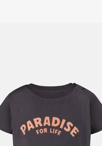 Donkergrijs T-shirt met korte mouwen met "PARADISE FOR LIFE" in perzik gedrukt. Heeft een ronde halslijn en twee drukknoopjes op de schouder.