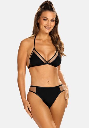Czarny zestaw bikini z trójkątnym biustonoszem z przezroczystymi akcentami i regulowanymi ramiączkami. Dół ma wycięcia i umiarkowane pokrycie.