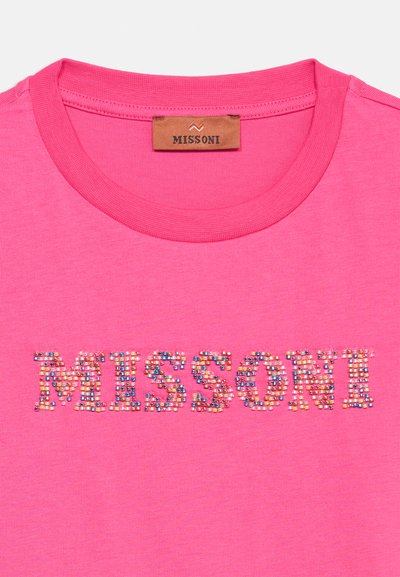 Ροζ μπλουζάκι με στρογγυλή λαιμόκοψη και πολύχρωμοι χάντρες που σχηματίζουν το λογότυπο "MISSONI" στο στήθος, με καφέ υφασμάτινη ετικέτα ράφτη μέσα στη λαιμόκοψη.