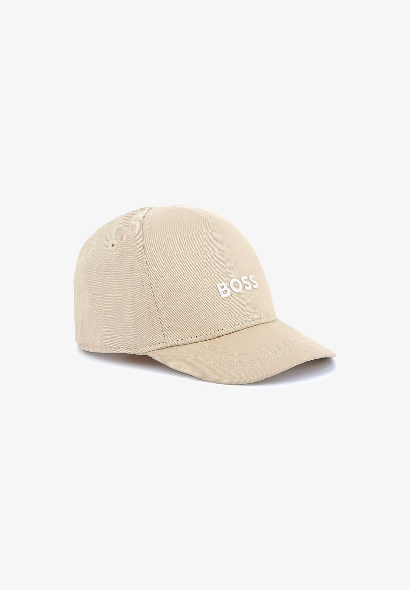 Casquette de baseball beige en coton avec une visière incurvée, présentant un logo "BOSS" blanc à l'avant et des détails cousus sur les coutures.