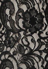 Černá krajková tkanina s květinovými motivy, které jsou propracované a mají síťkovou texturu. Nepřetržité vířivé vzory po celé ploše.