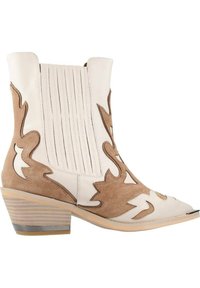 Botín de estilo occidental en cuero blanco con acentos de ante marrón. Presenta diseños curvados, paneles texturizados y un tacón apilado.