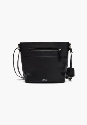 Bolso bandolera de cuero negro con superficie texturizada, bolsillo frontal con cremallera y correa ajustable. Presenta un discreto logotipo en la parte inferior.