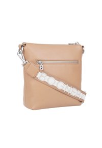 Ljusbrun läder crossbody-väska med en främre dragkedjeficka, metallbeslag och ett tygband med "BOGNER"-logotyp. Slät yta och rektangulär form.