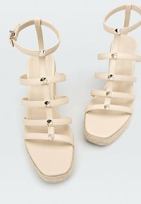 Stradivarius Sandály na platformě - nude