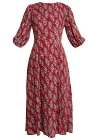 Röd klänning med ett paisley-mönster i vitt och blått. Den har en rund halsringning, puffärmar och en svävande silhuett med en fickslits.