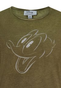 Camiseta verde oliva con cuello redondo que presenta un gran gráfico blanco de la cara de un pato de dibujos animados. Tejido suave y texturizado, talla M.