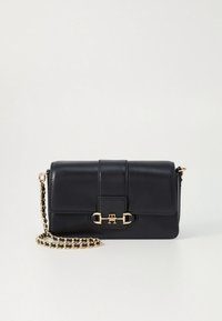 Zwarte leren handtas met een klep en gouden accenten. Voorzien van een kettingriem en een opvallend logo aan de voorkant.