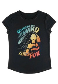 Sort kortærmet T-shirt med et grafisk design af en karakter med langt hår og teksten "Gå, hvor vinden fører dig" i livlige farver.