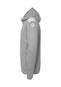 Grå hoodie med frontlynlås, lavet af blødt materiale. Har et særpræget logo på venstre skulder og en hætte for varme.