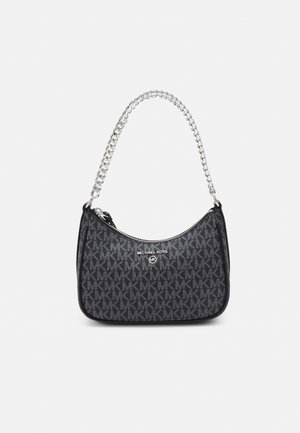 Sac bandoulière noir Michael Kors avec motif répété du logo MK et bandoulière chaîne argentée, fermeture supérieure zippée courbée.