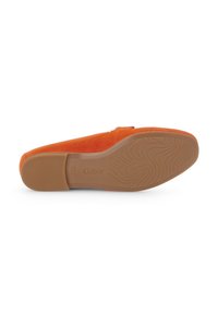 Oranges Wildleder-Slipper mit einer glatten, abgerundeten Zehenpartie und einer strukturierten Gummisohle, versehen mit dem hervorgehobenen Markennamen "Gabor" auf der Unterseite.