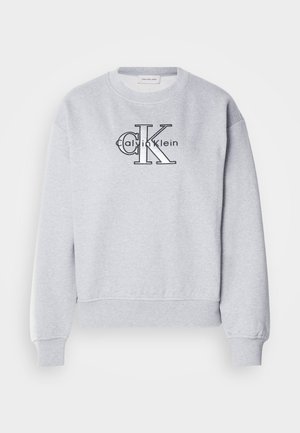 Grijze sweatshirt met ronde hals en geribde manchetten, met logo "Calvin Klein" en "CK" graphic prominent weergegeven op de voorkant.