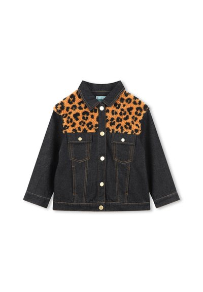 Veste en jean avec une partie supérieure en peluche imprimée léopard orange. Elle comprend deux poches avant, des boutons dorés et des coutures orange contrastantes.