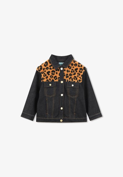 Veste en jean avec une partie supérieure en peluche imprimée léopard orange. Elle comprend deux poches avant, des boutons dorés et des coutures orange contrastantes.