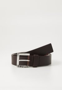 Cintura in pelle marrone con fibbia rettangolare in argento su cui è impresso il nome "REPLAY". Texture liscia, larghezza standard.