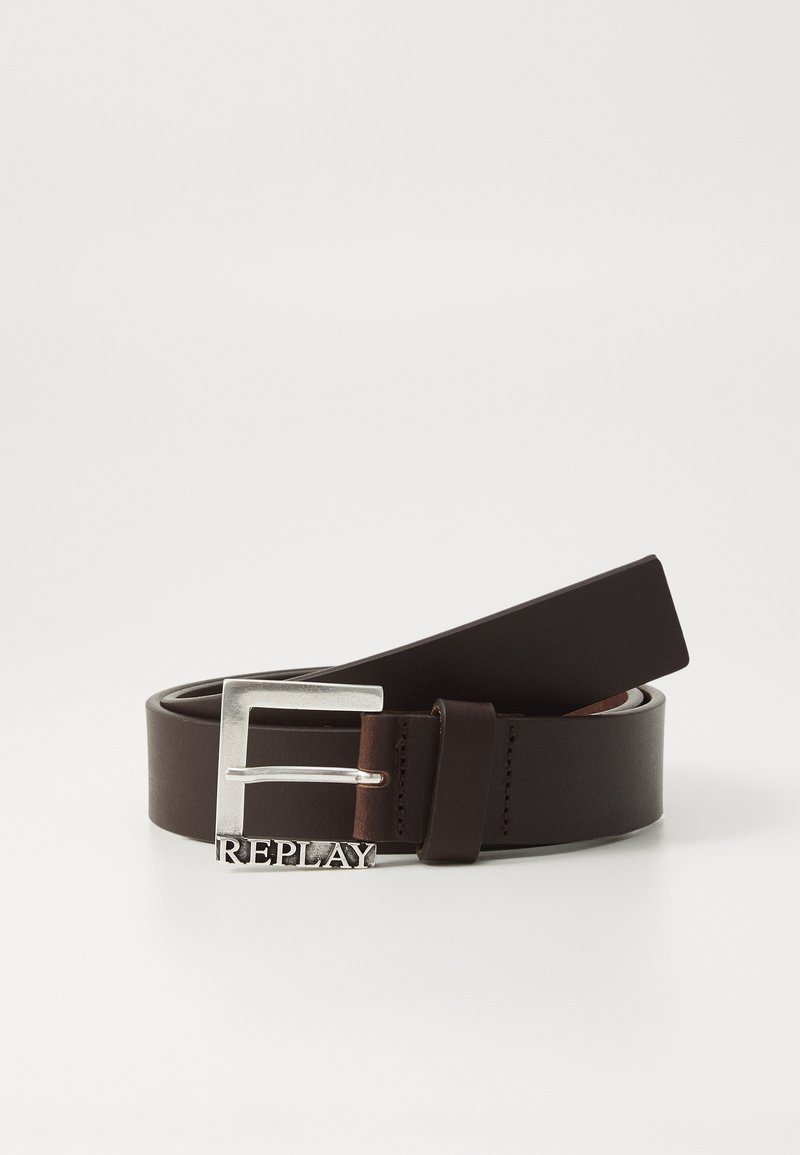Brauner Ledergürtel mit einer rechteckigen silbernen Schnalle, auf der das Wort "REPLAY" eingraviert ist. Glatte Textur, Standardbreite.