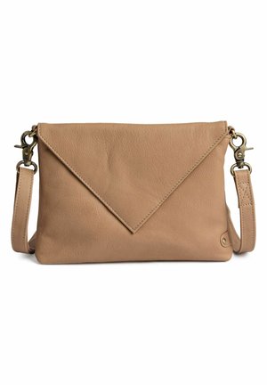 Kleine lichtbruine leren crossbodytas met enveloppenklep, verstelbare riem en antiek messing sluitingen.