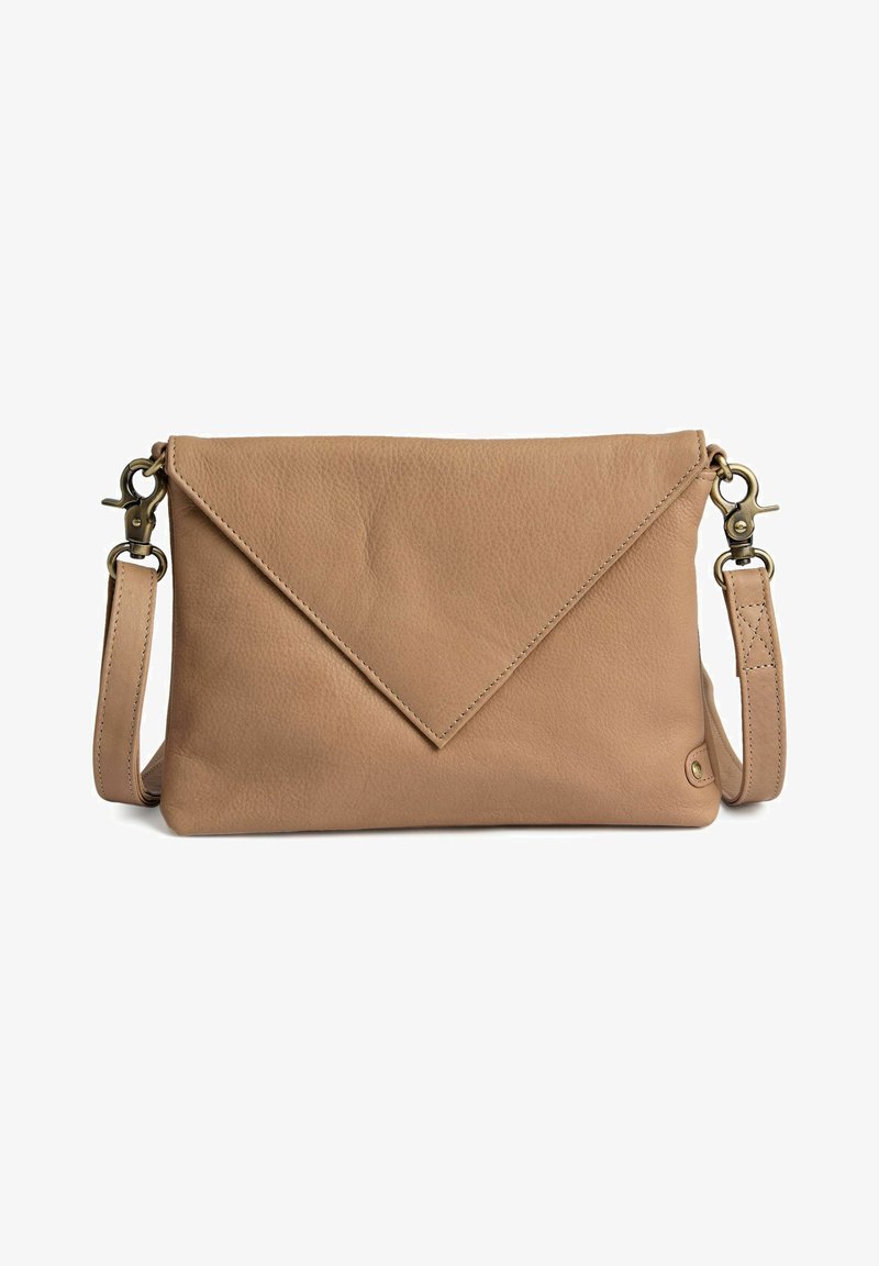 Petit sac bandoulière en cuir marron clair avec rabat enveloppe, sangle réglable et fermoirs en laiton antique.