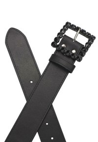 Cinturón de cuero negro con un acabado texturizado, que presenta una hebilla cuadrada adornada con rhinestones negros y una punta metálica.